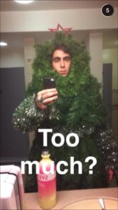 christmas-tree-costume-selfie